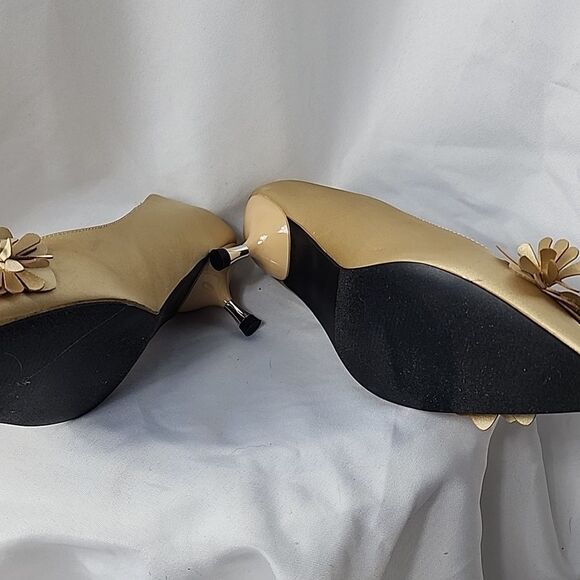 Champagne Gold Floral Kitten Heels Size 8 M - Picture 11 of 16